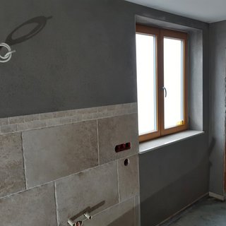 Fliesen mit Kalkputz